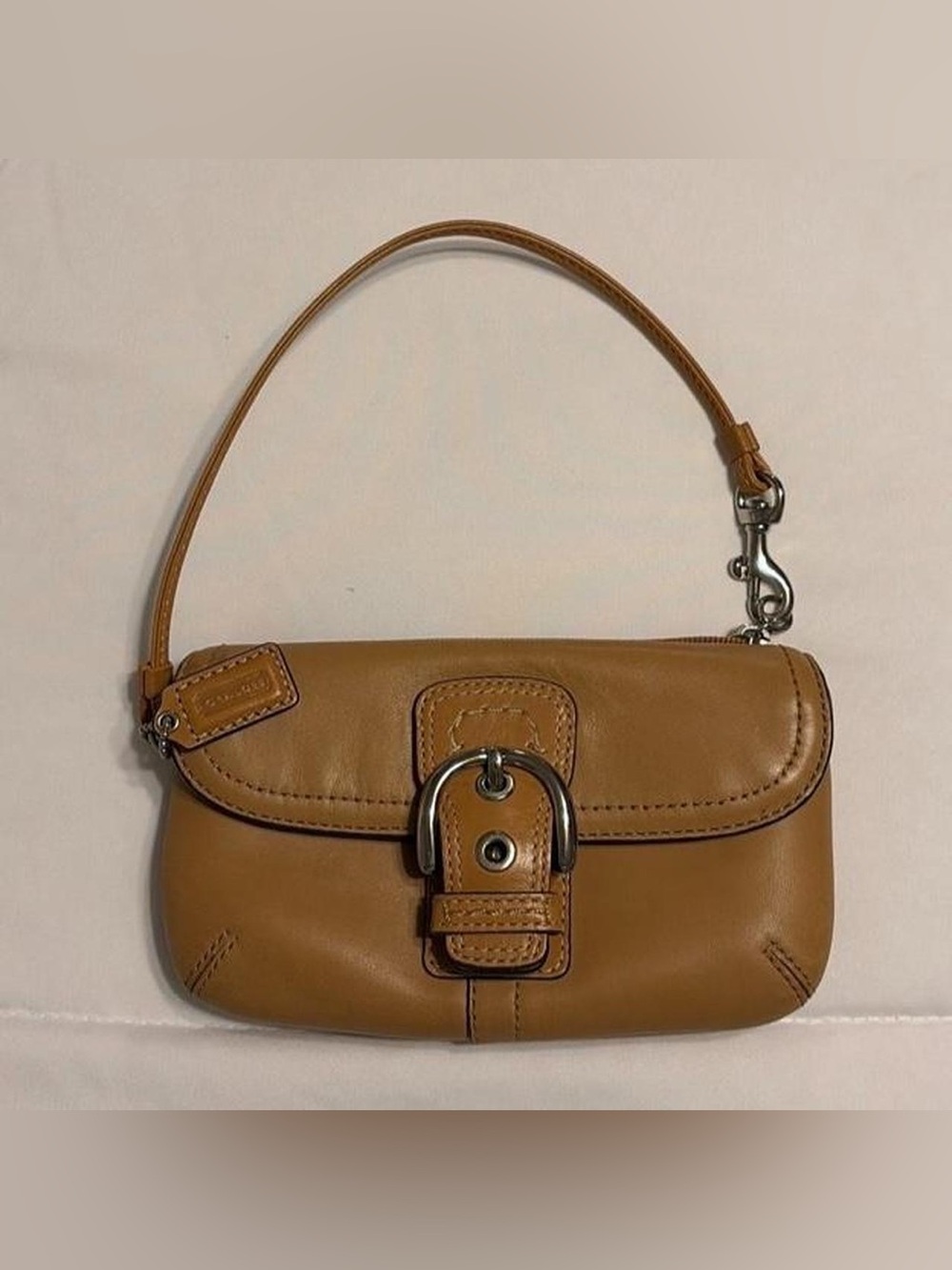 Coach  vintage 🌷Tan Leather Wristlet with Buckle Detail